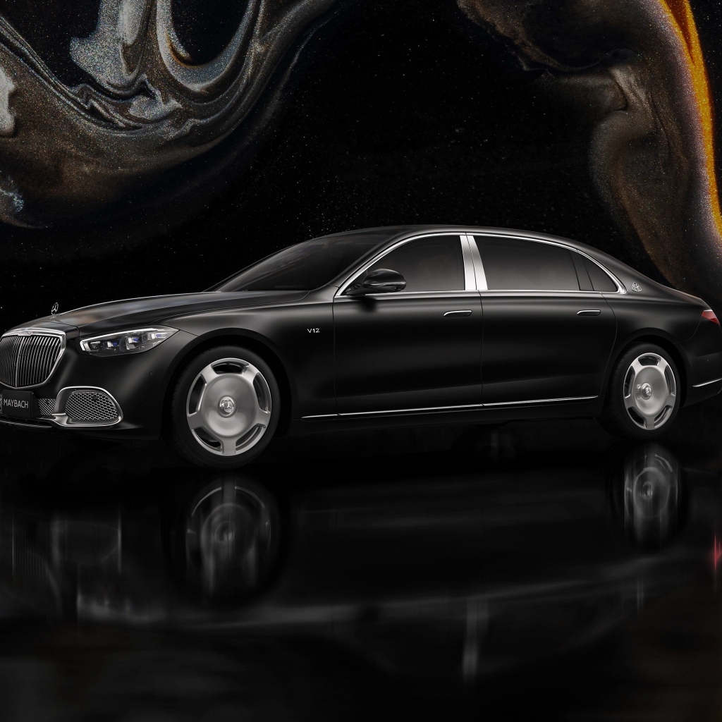 Черный автомобиль Mercedes MAYBACH S 680 4MATIC
