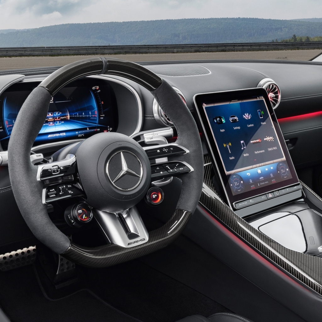 Черный кожаный салон автомобиля Mercedes-AMG SL 63 4MATIC+ 2023 года