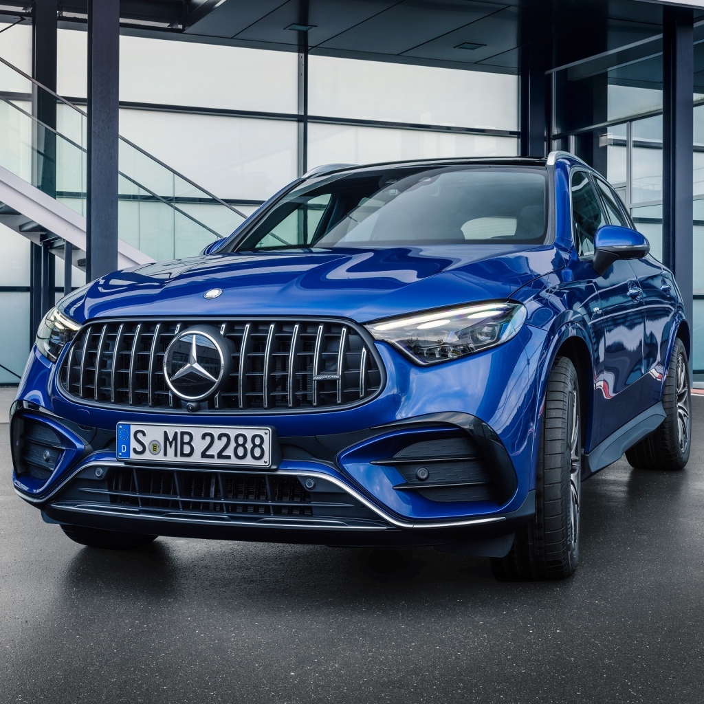 Синий автомобиль Mercedes-AMG GLC 43 4MATIC 2023 года