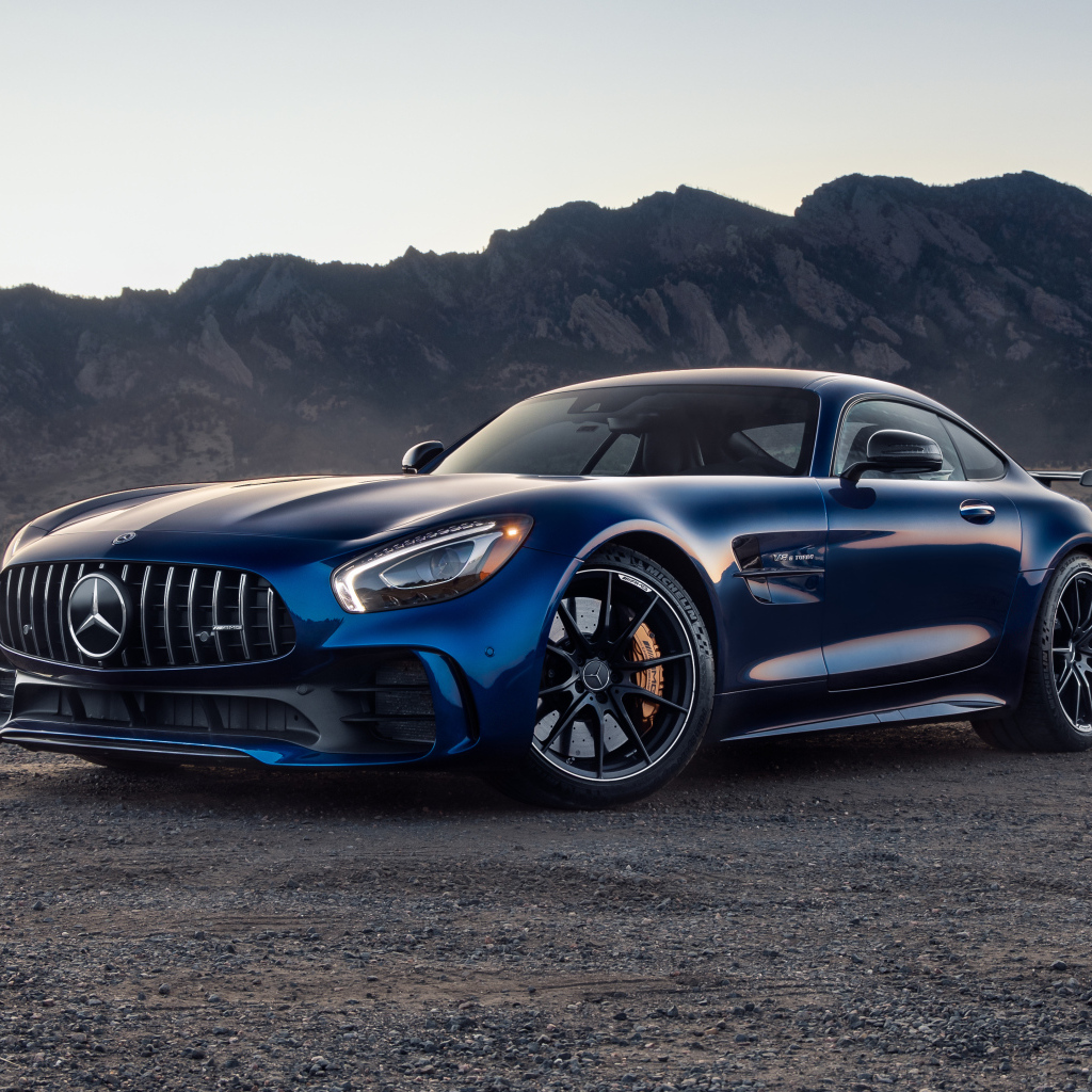 Синий автомобиль Mercedes-Benz AMG GT R в горах