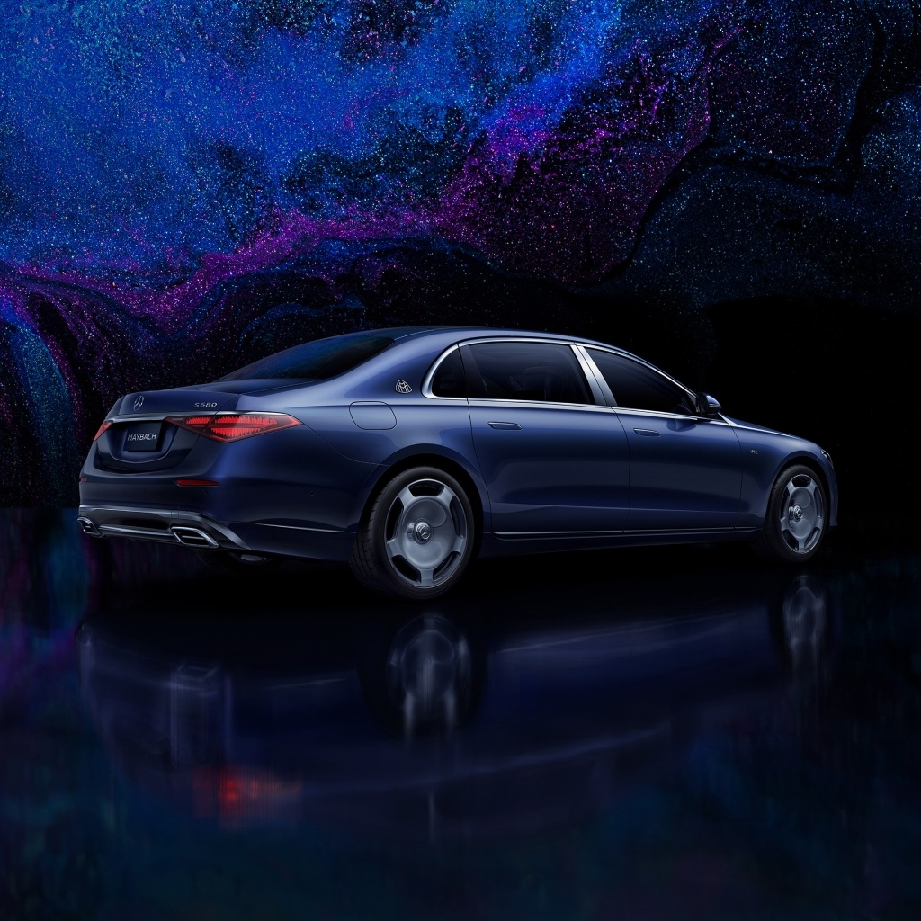 Синий автомобиль Mercedes MAYBACH S 680 4MATIC