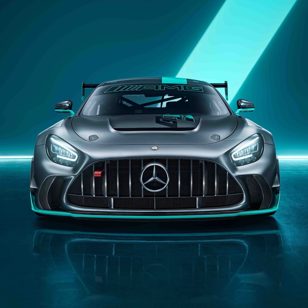 Вид спереди на автомобиль Mercedes-AMG GT2 PRO 2023 года