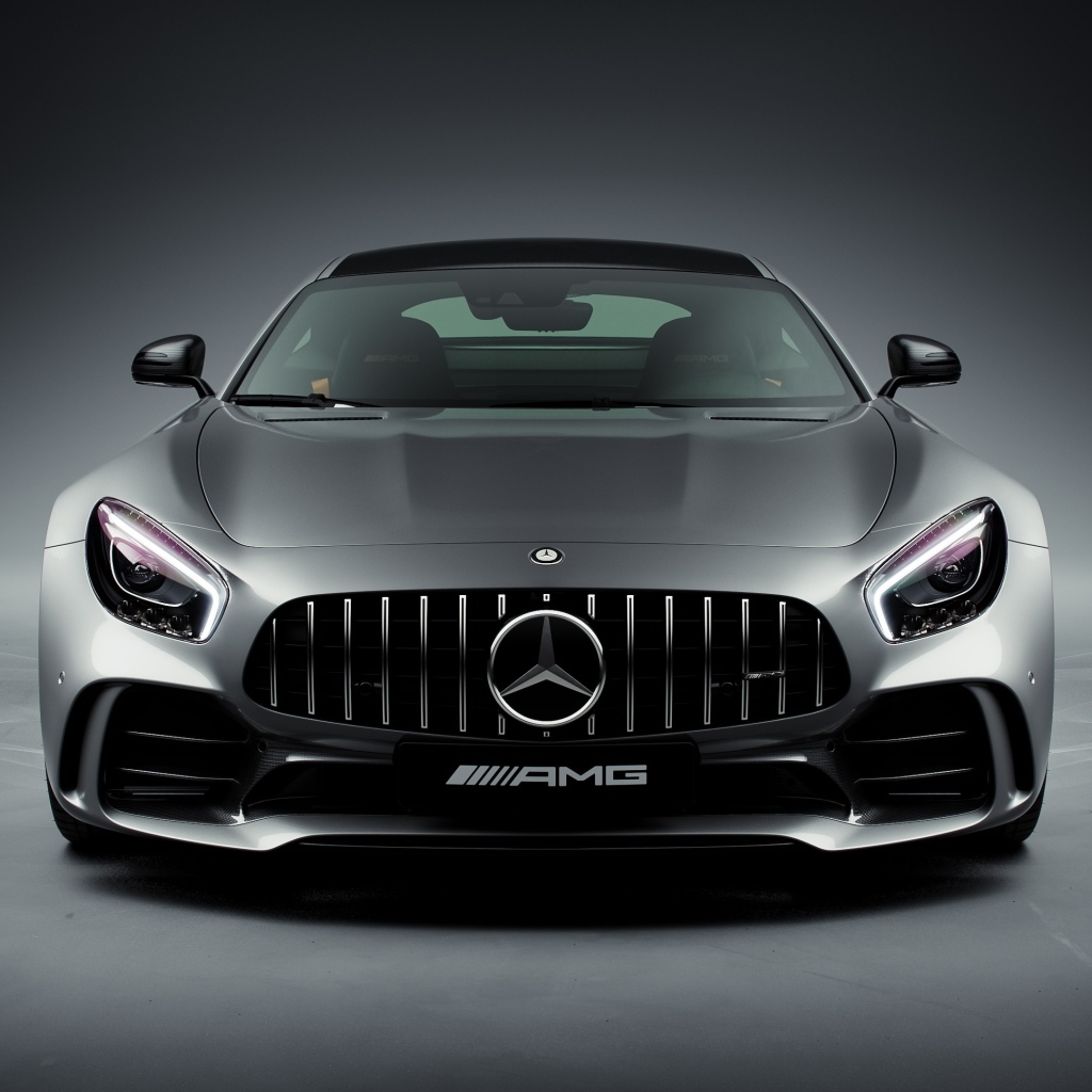 Вид спереди на автомобиль Mercedes-AMG GT R