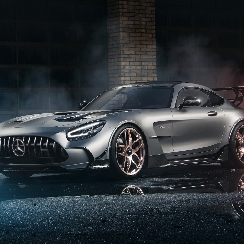 Автомобиль Mercedes-AMG GT Black Series у стены