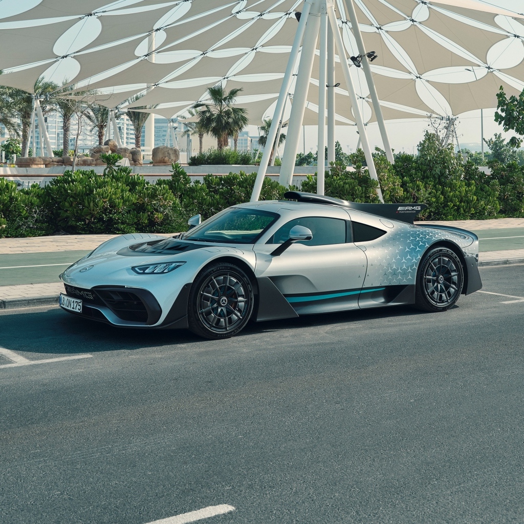 Автомобиль Mercedes-AMG ONE  у здания