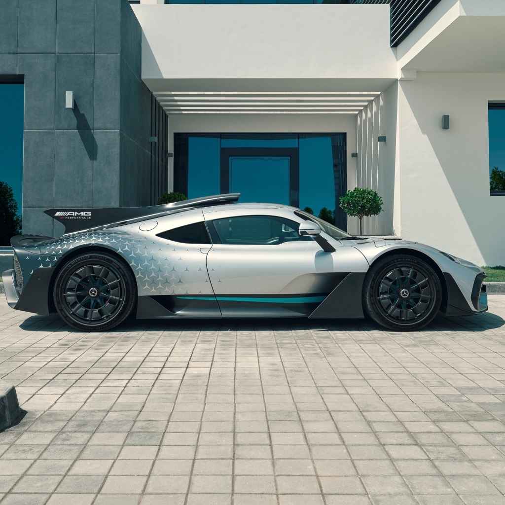 Автомобиль Mercedes-AMG ONE вид сбоку