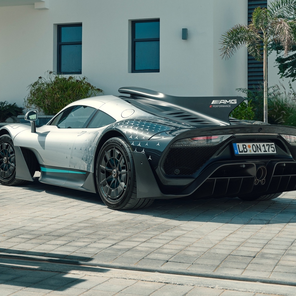 Автомобиль Mercedes-AMG ONE вид сзади