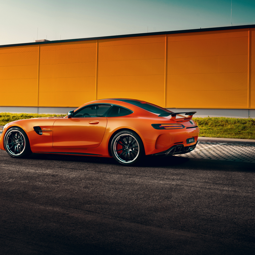 Автомобиль Mercedes-Benz AMG GT R у здания