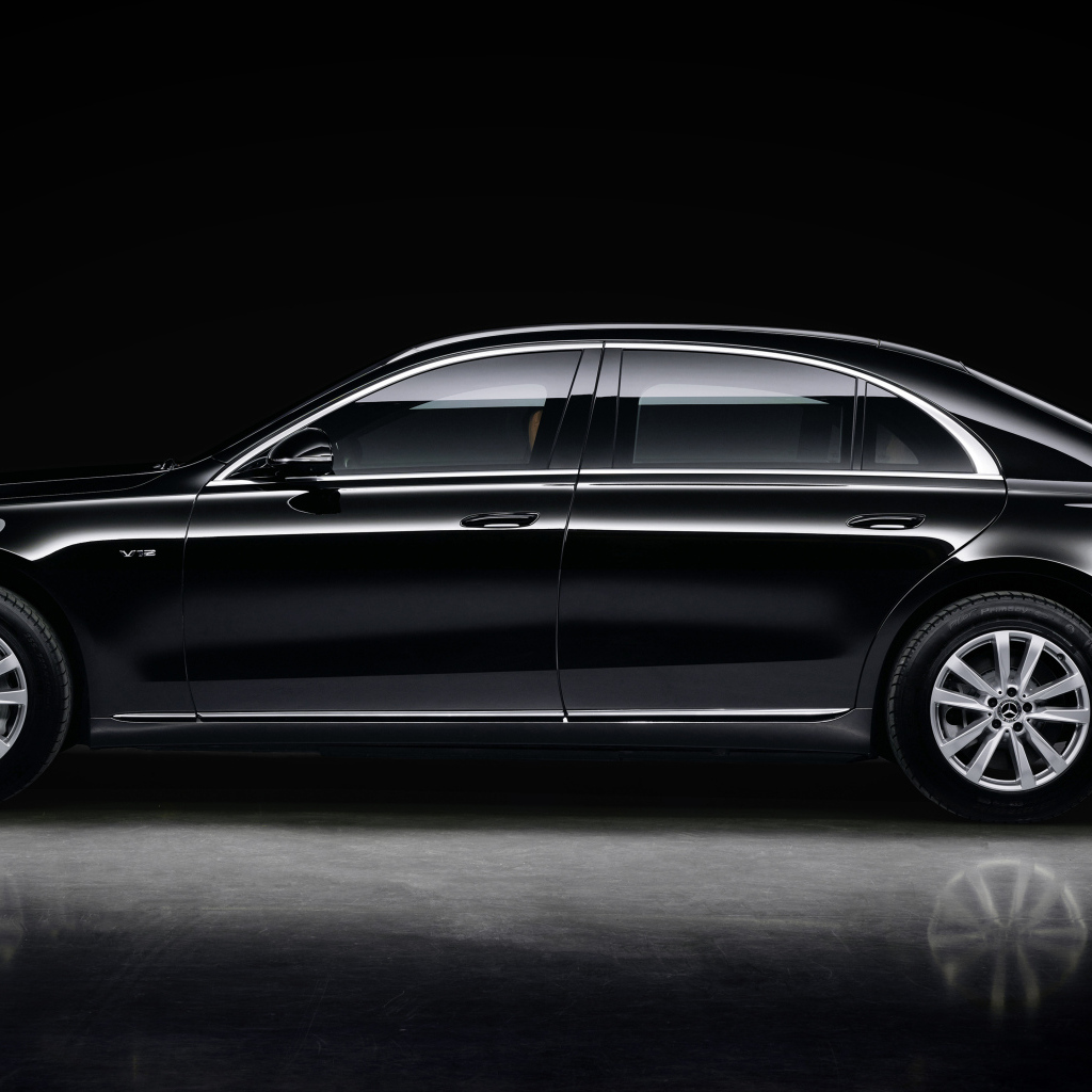 Автомобиль Mercedes-Benz S 680 Guard 4MATIC вид сбоку 