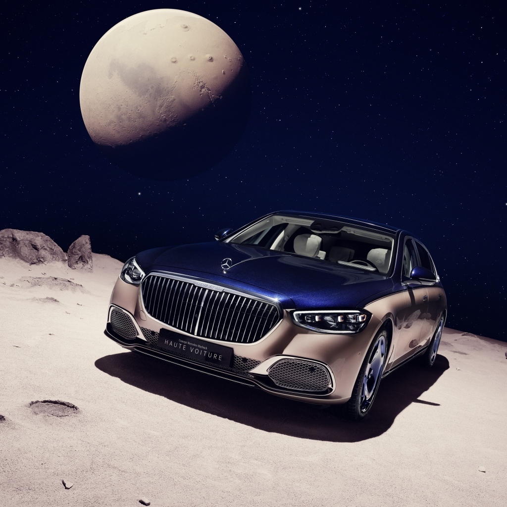 Автомобиль Mercedes-Maybach Haute Voiture на фоне луны