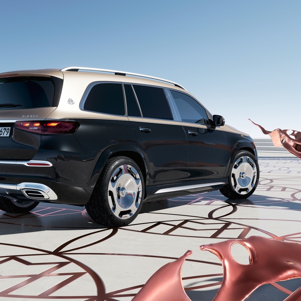 Новый автомобиль Mercedes-Maybach GLS 600 4MATIC 2023 года вид сзади