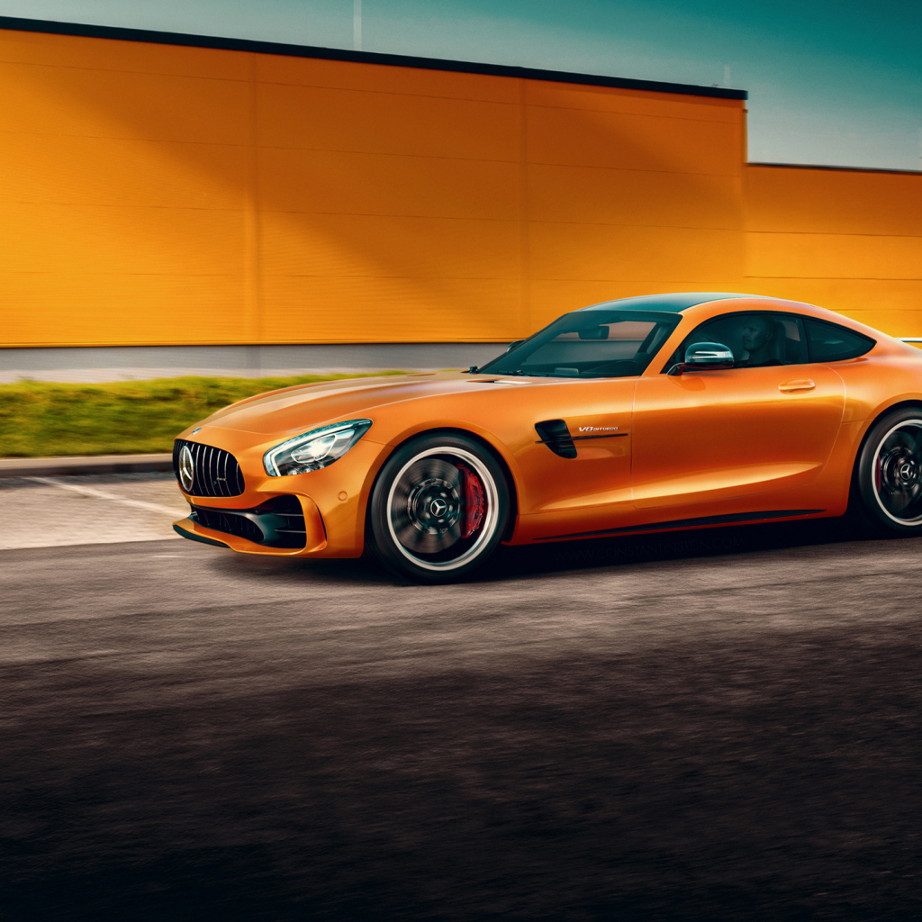 Оранжевый автомобиль Mercedes-Benz AMG GT R