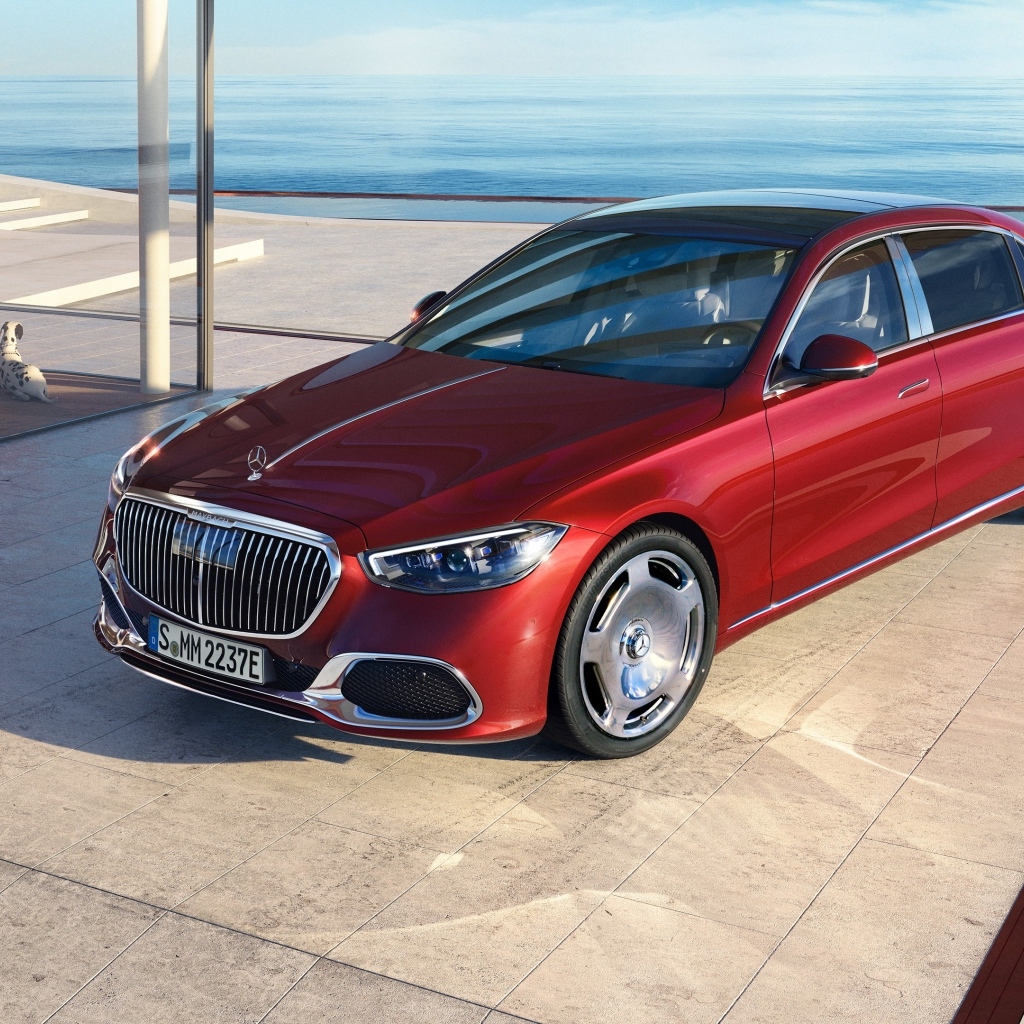 Автомобиль Mercedes-Maybach S 580 E 2023 года красного цвета