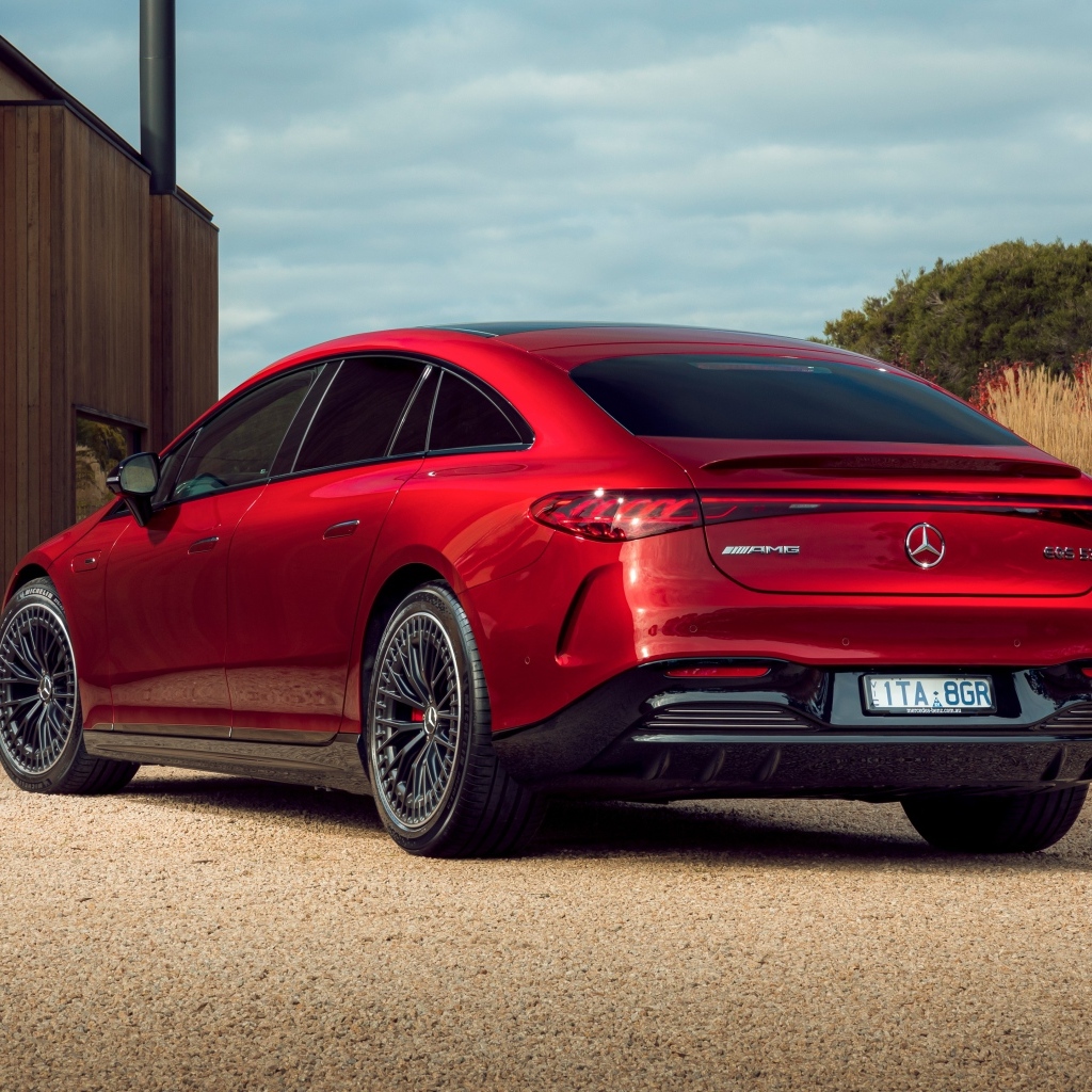 Красный автомобиль Mercedes-AMG EQS 53 4MATIC+