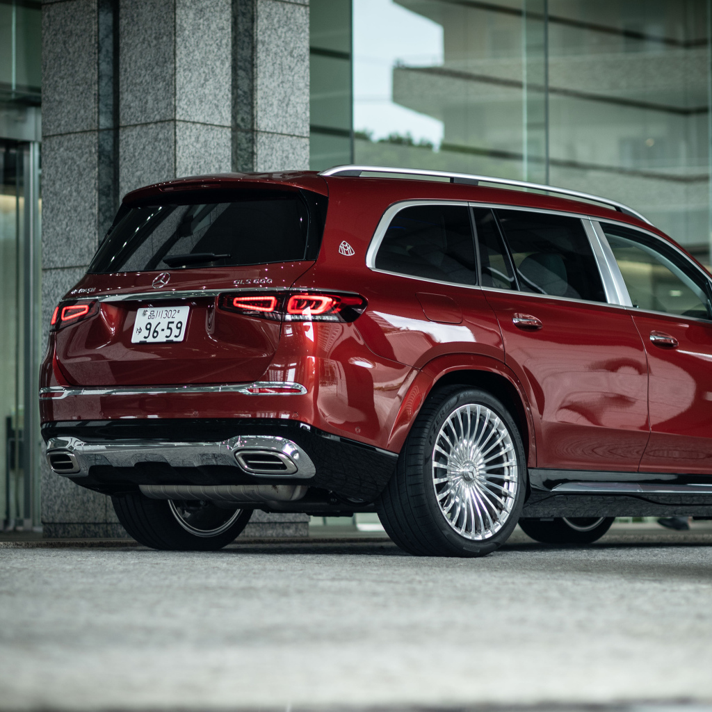 Красный внедорожник Mercedes-Maybach GLS 600 4MATIC 2021 