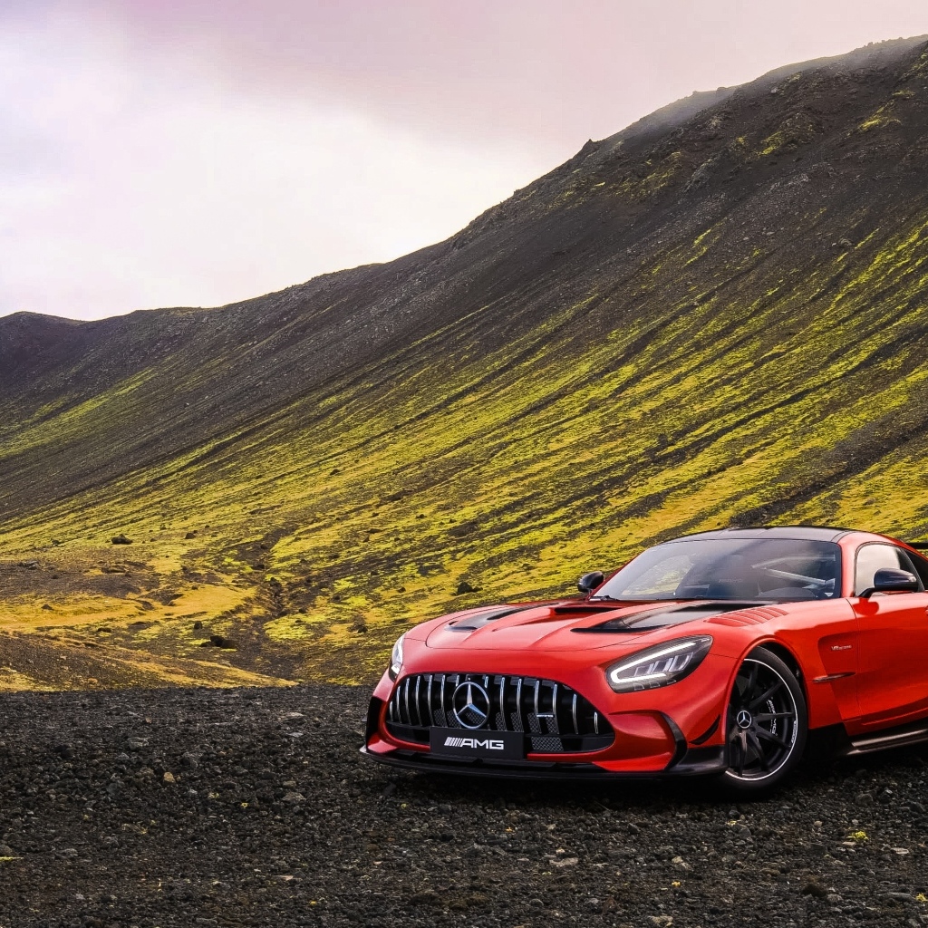 Красный автомобиль Mercedes-AMG GT Black  в горах