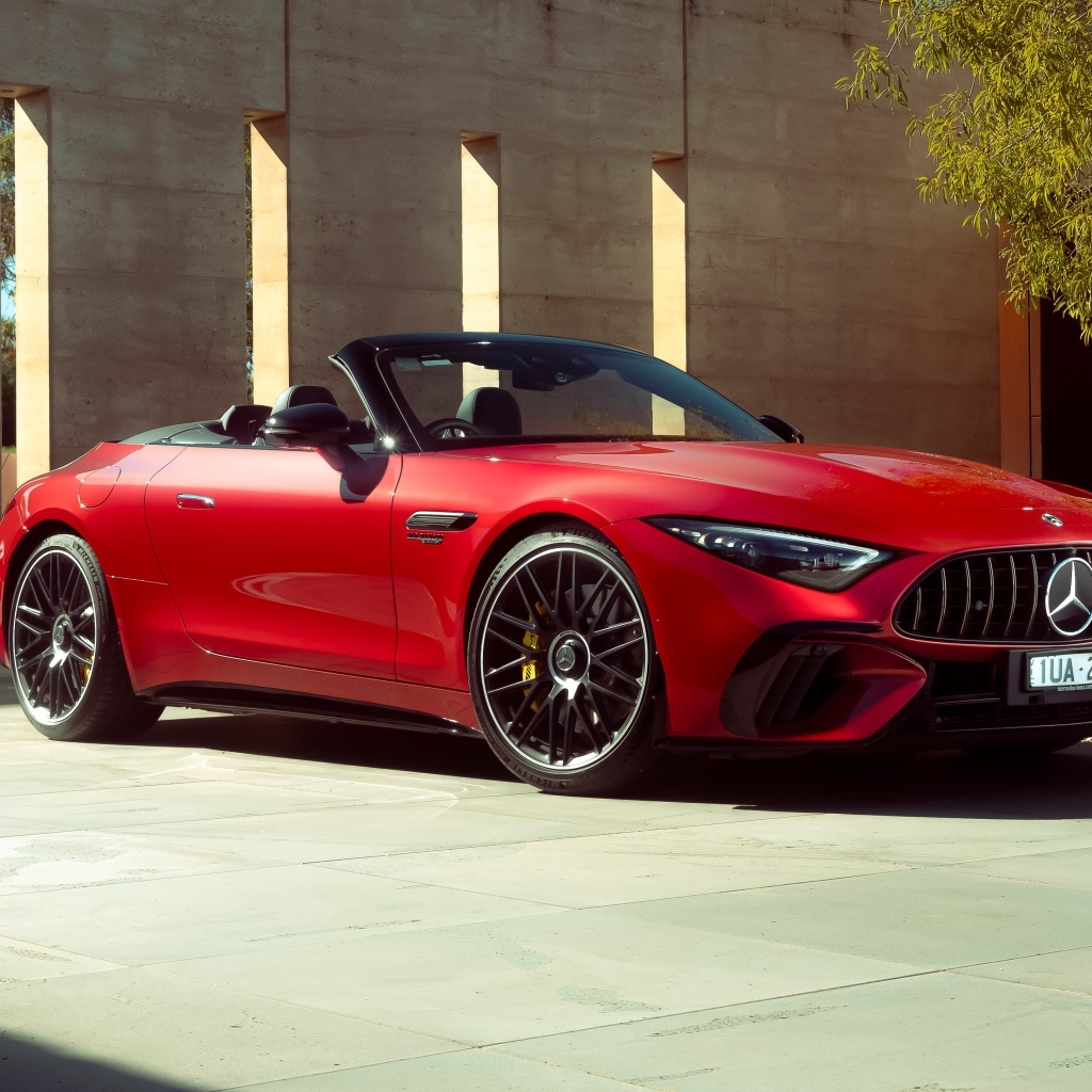 Красный кабриолет Mercedes-AMG SL 63 4MATIC+ 2023 года