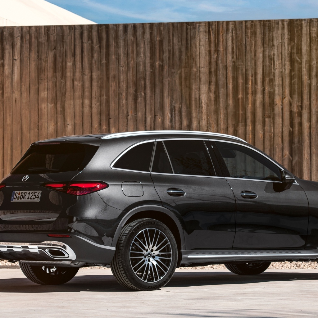 Внедорожник Mercedes-Benz GLC 300 4MATIC  вид сзади