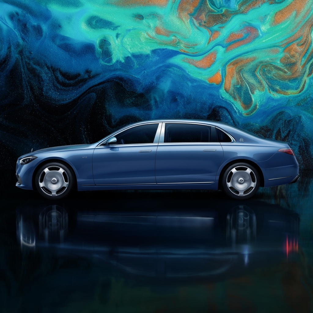 Вид сбоку на автомобиль Mercedes MAYBACH S