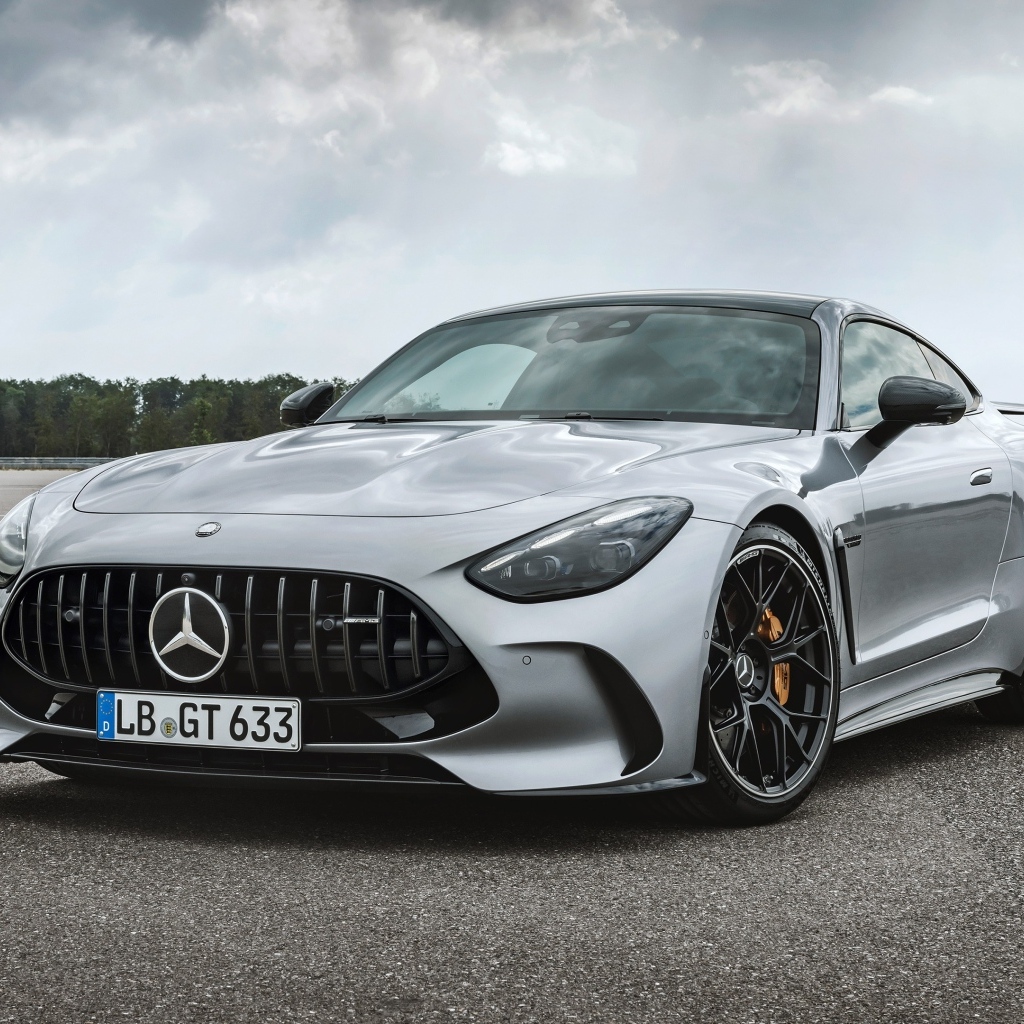 Серебристый автомобиль Mercedes-AMG GT 63 4MATIC+ 2023