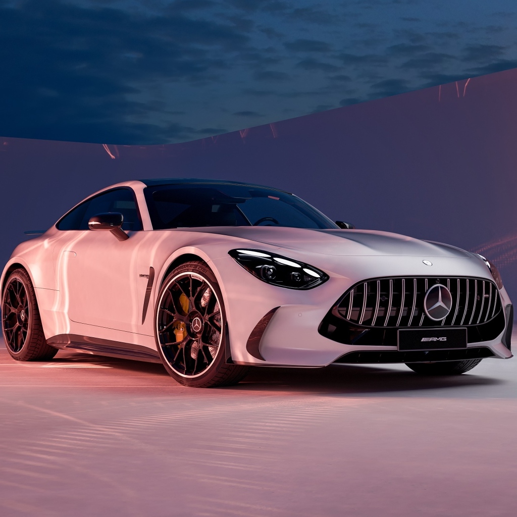 Серебристый автомобиль Mercedes AMG GT 2024 года