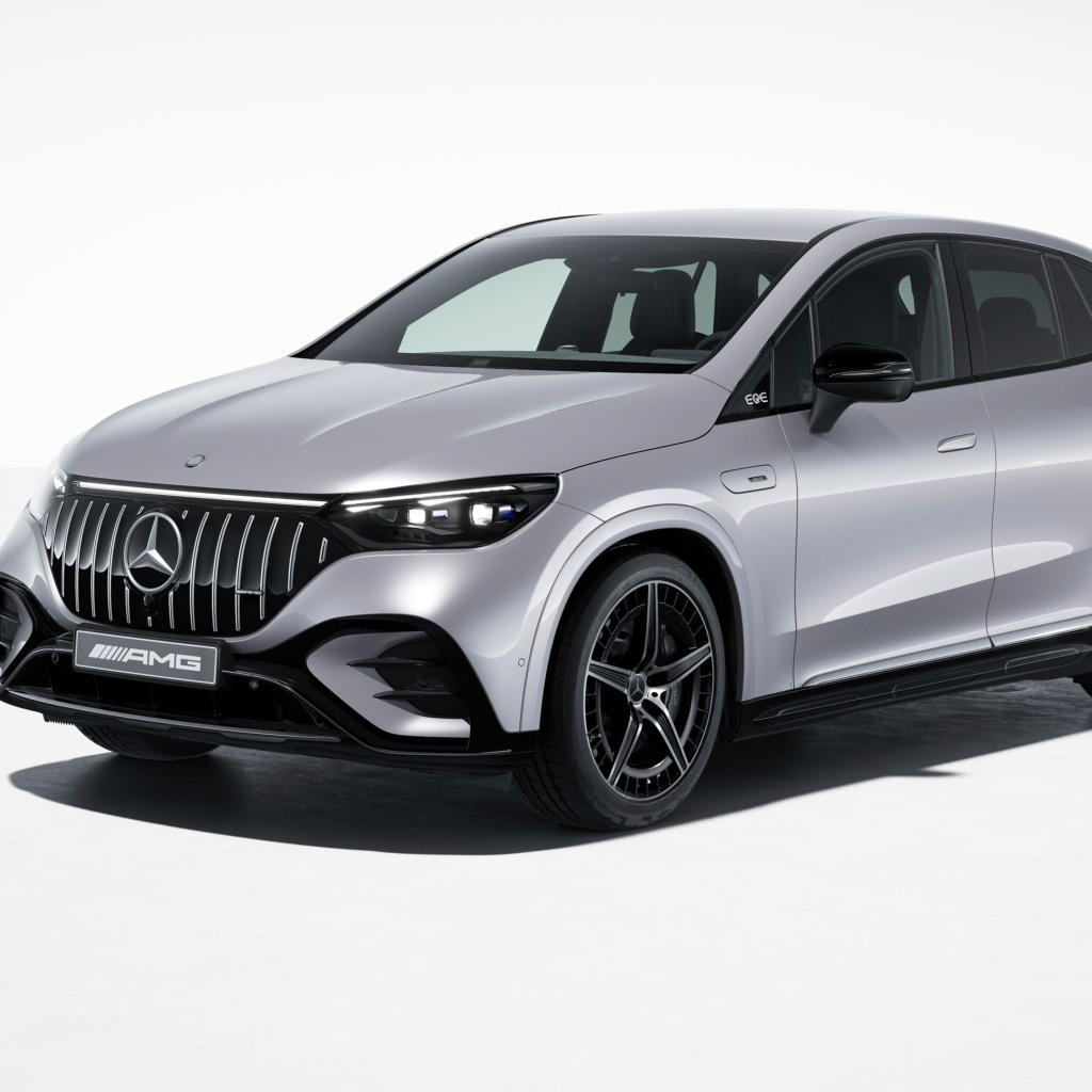Серебристый внедорожник Mercedes-AMG EQE 43 4MATIC на белом фоне
