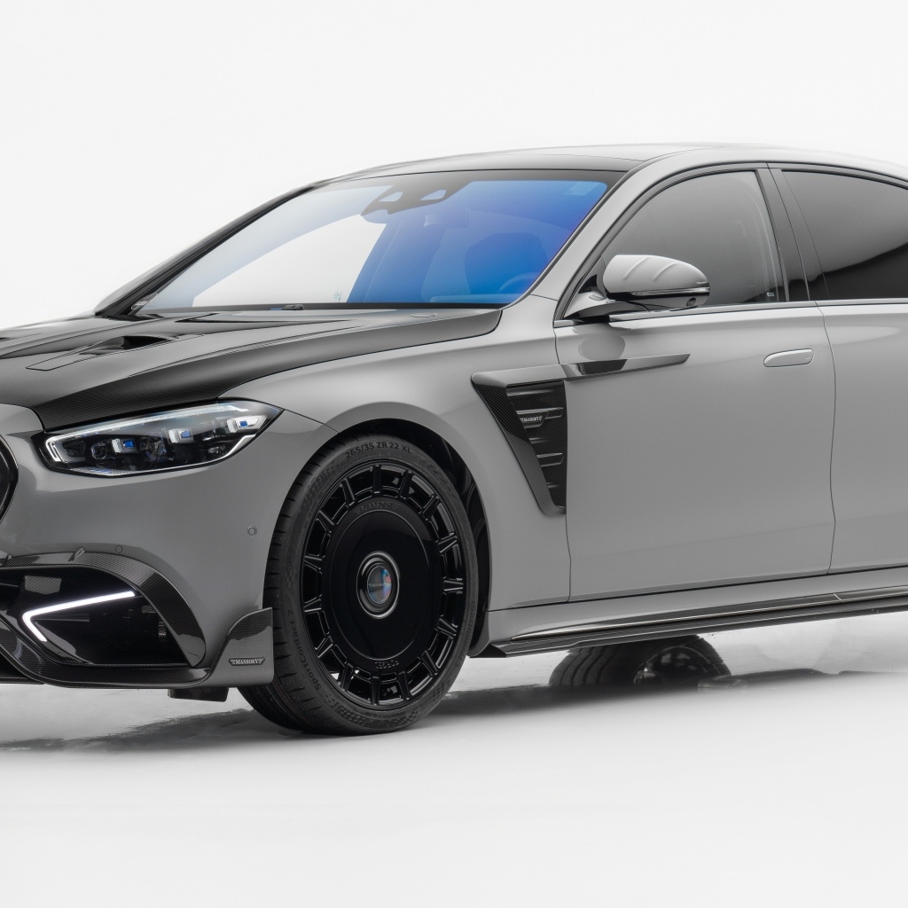 Серебристый автомобиль Mansory Mercedes-AMG S 63 E Performance 2023 года