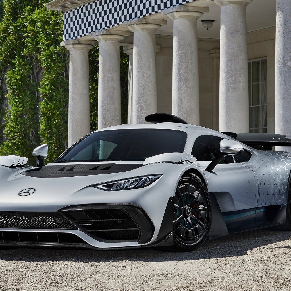 Серебристый быстрый автомобиль Mercedes-AMG ONE