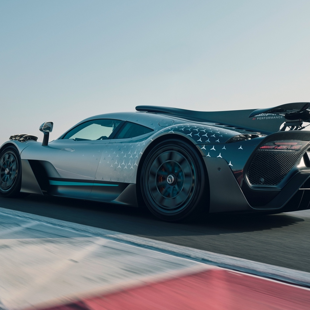 Спортивный автомобиль Mercedes-AMG ONE на трассе