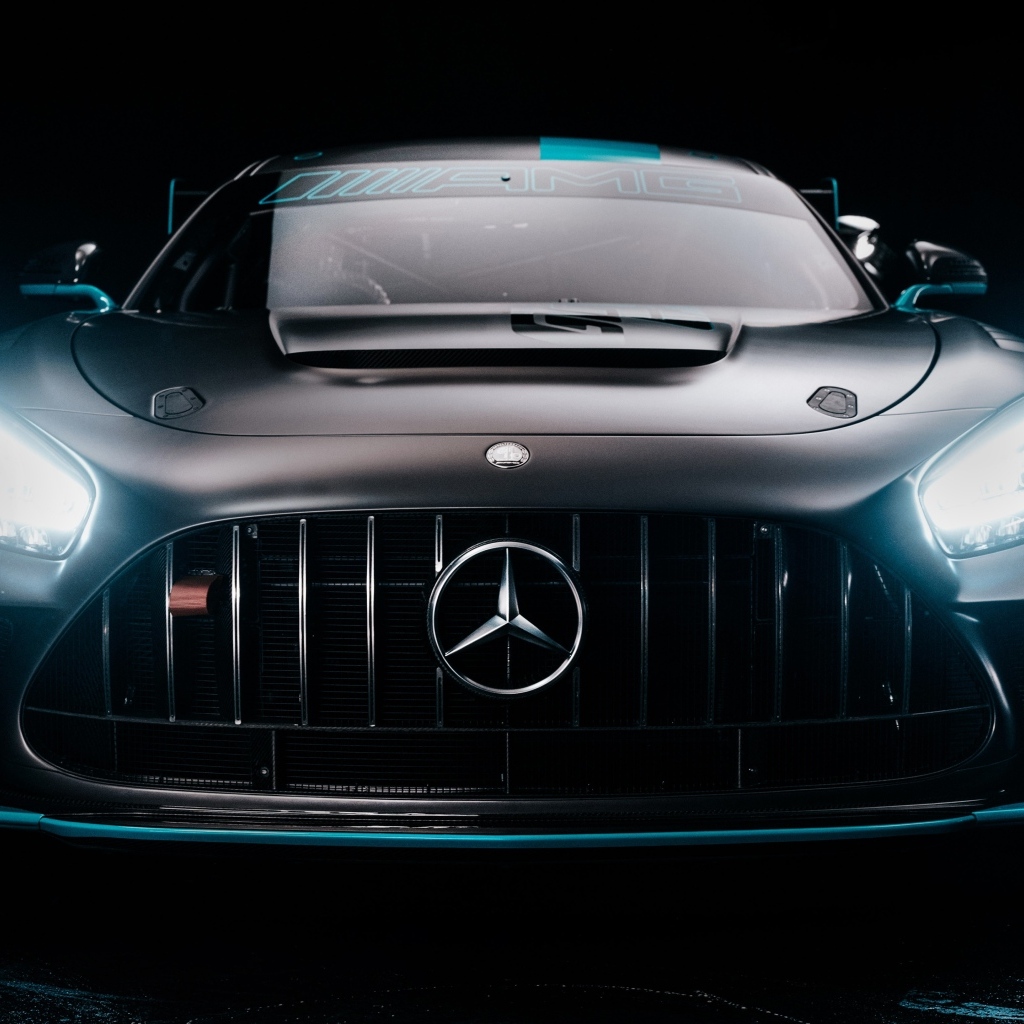Стильный быстрый автомобиль Mercedes-AMG GT2 PRO 2023 года вид спереди