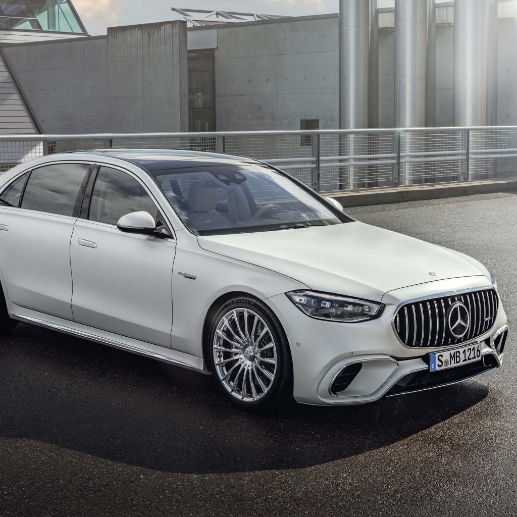 Стильный белый автомобиль Mercedes-AMG S 63 E Performance 2023 года