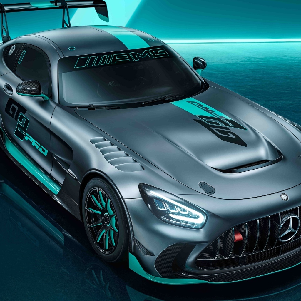 Вид сверху на автомобиль Mercedes-AMG GT2 PRO