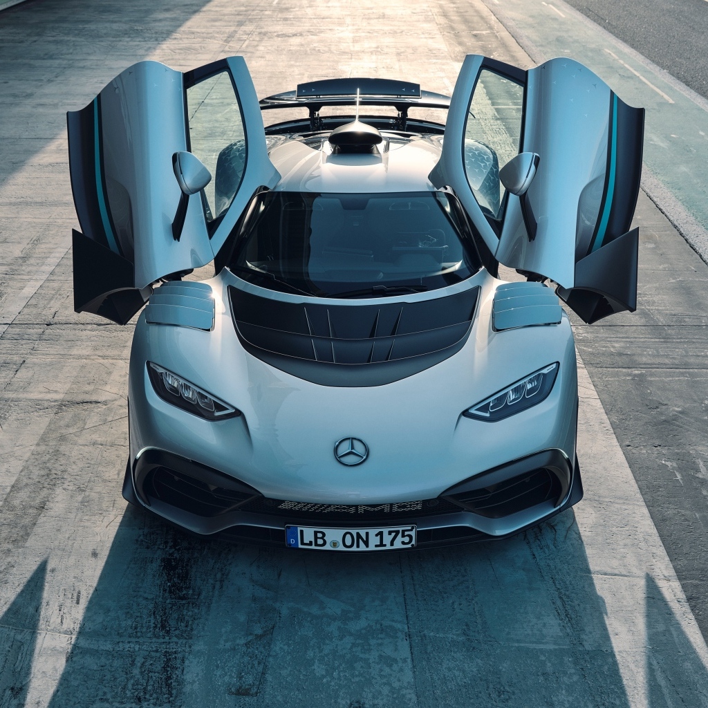 Вид на автомобиль Mercedes-AMG ONE