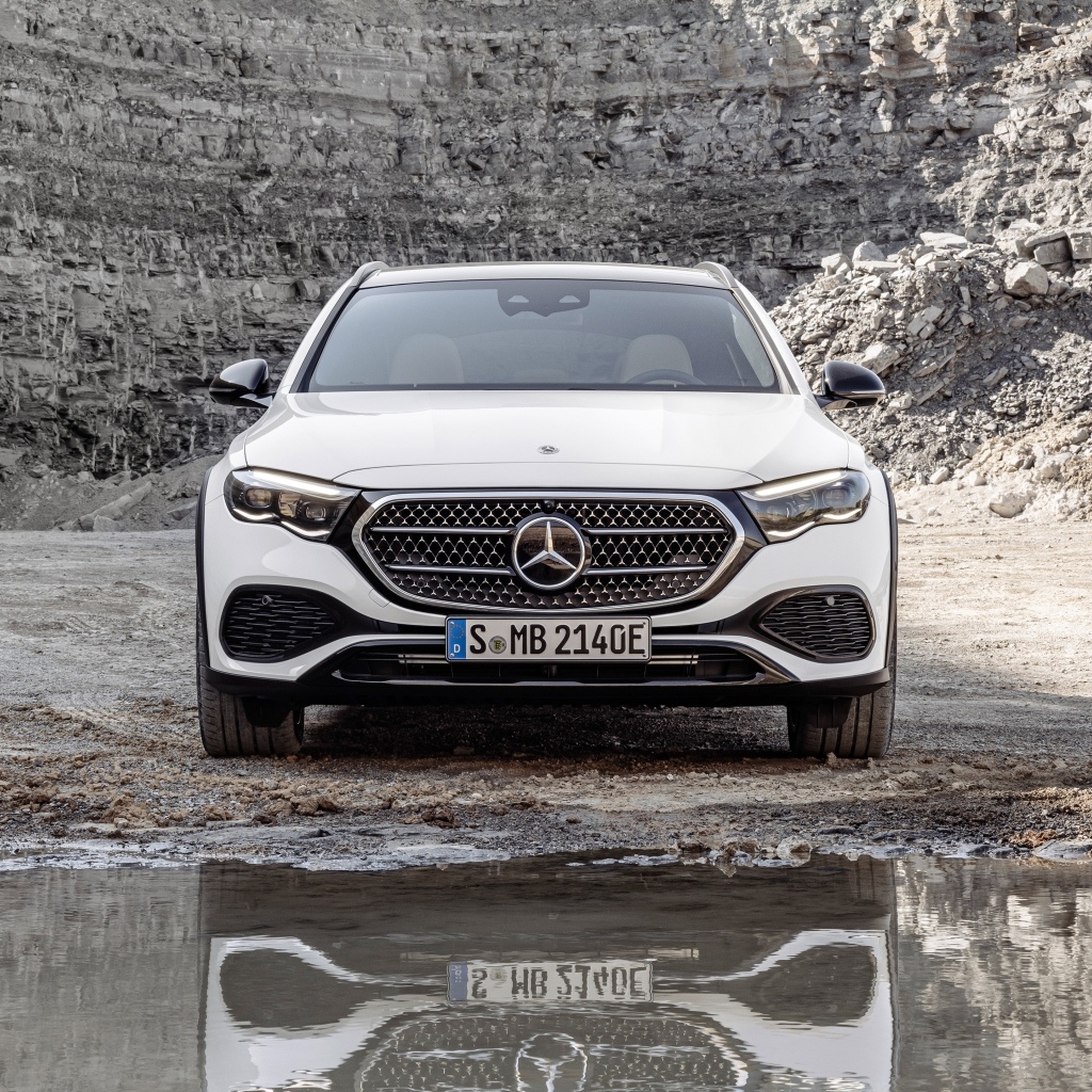 Белый автомобиль Mercedes-Benz E 450 4MATIC All-Terrain 2024 года
