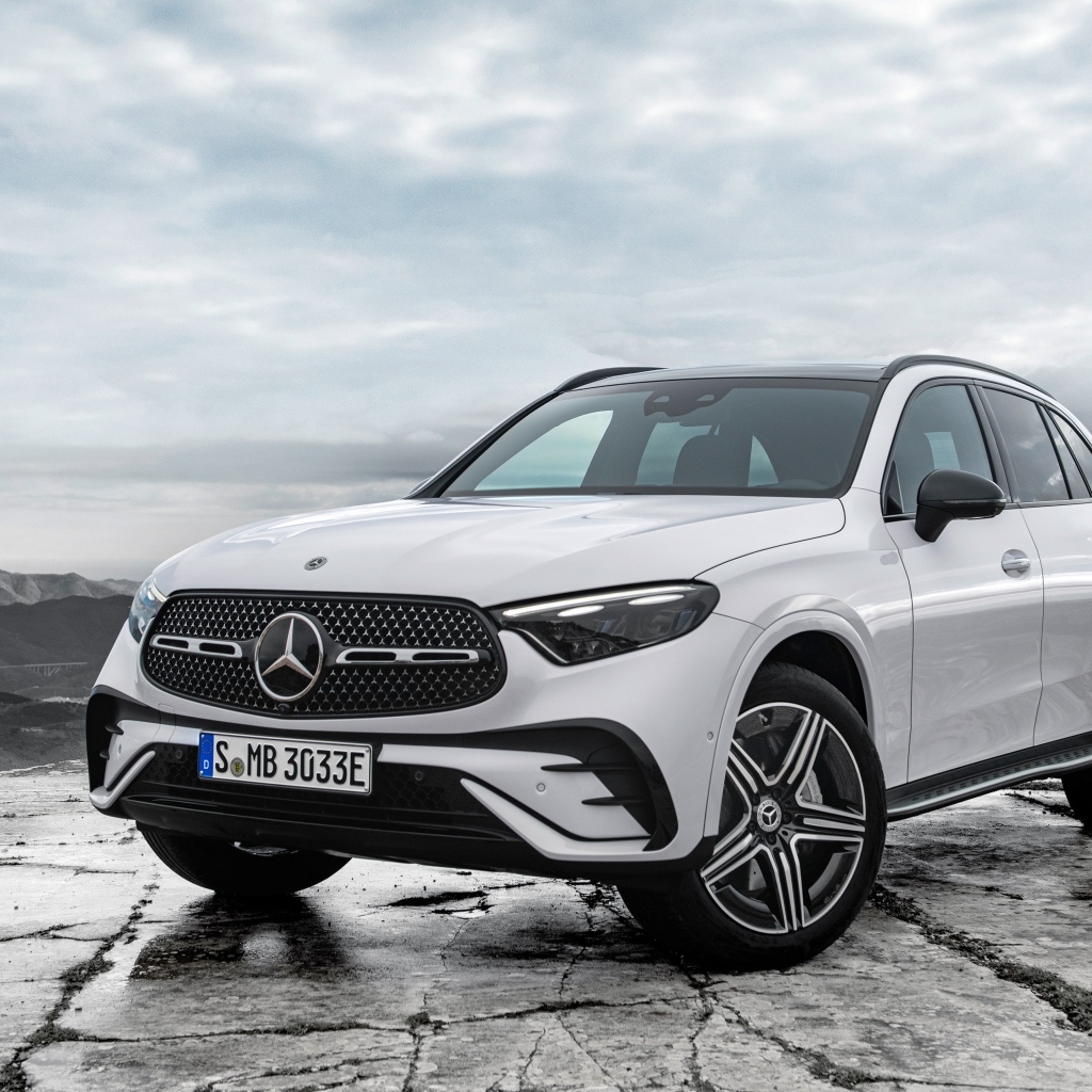 Белый внедорожник Mercedes-Benz GLC 300 E 4MATIC AMG Line