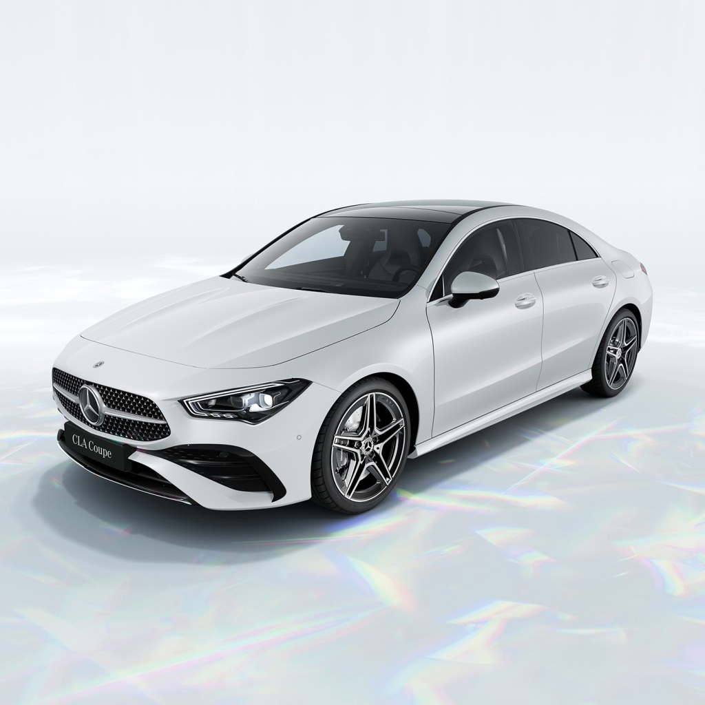 Белый автомобиль Mercedes-Benz CLA 260 4MATIC AMG Line
