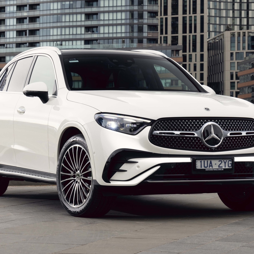 Белый автомобиль Mercedes-Benz GLC 300 4MATIC AMG Line 2023 года