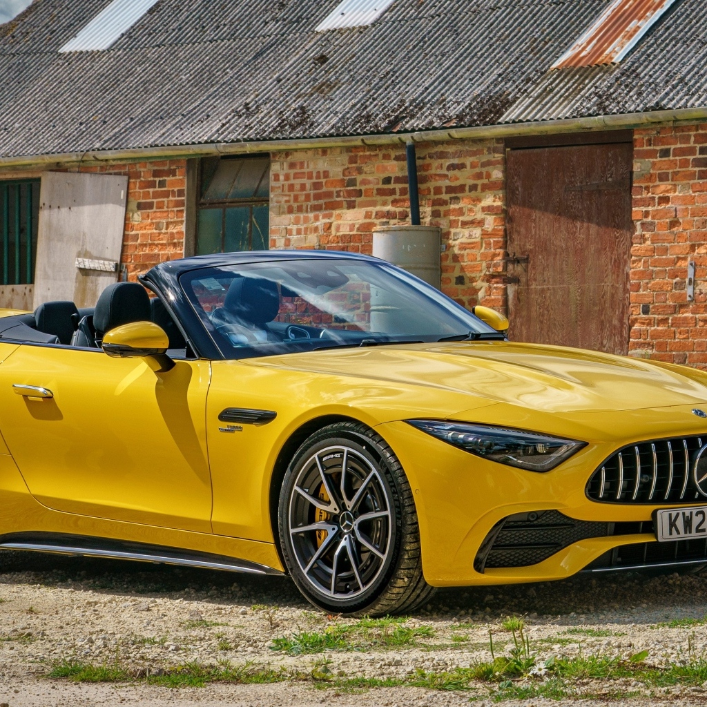 Желтый кабриолет Mercedes-AMG SL 43 2023  года