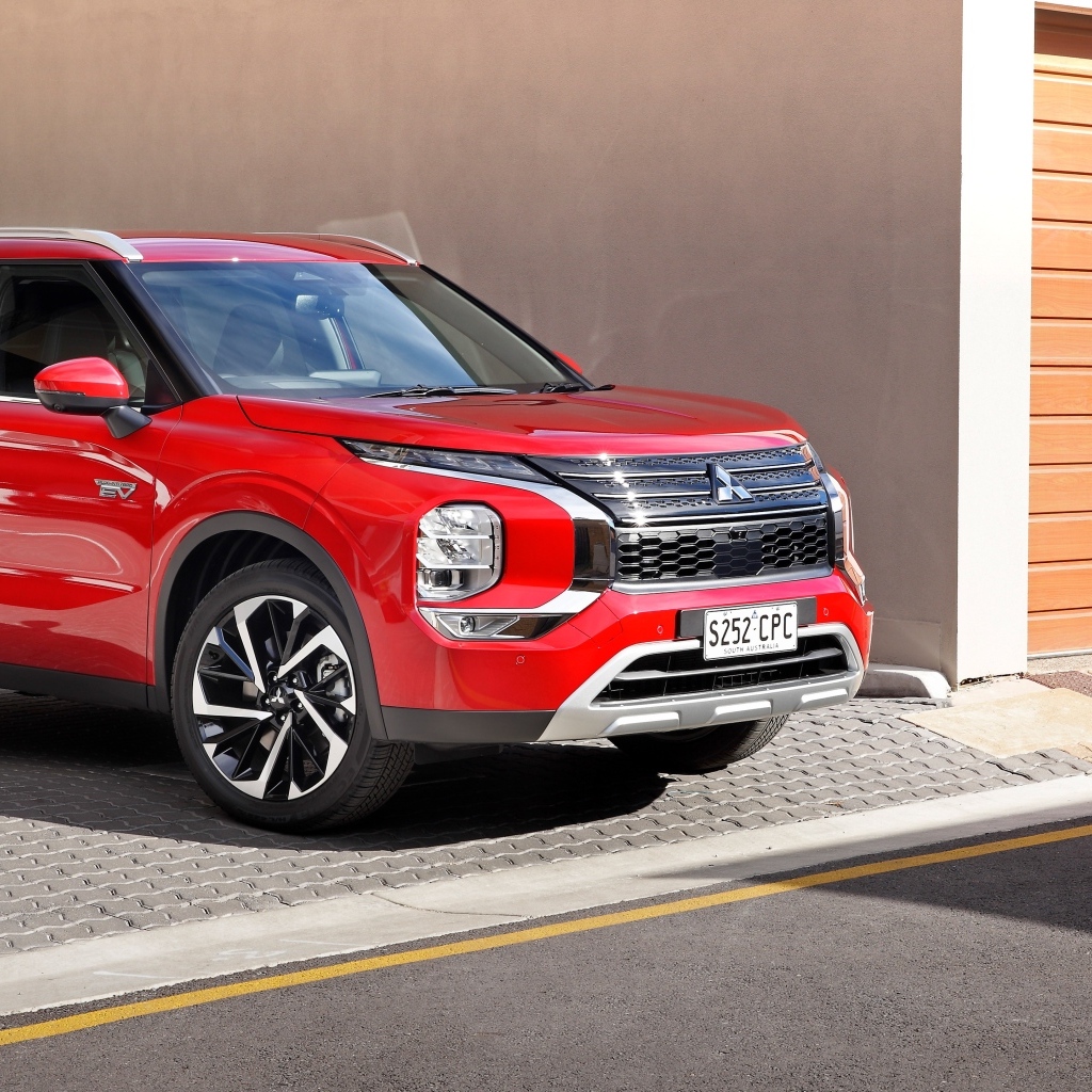 Красный внедорожник Mitsubishi Outlander PHEV Aspire