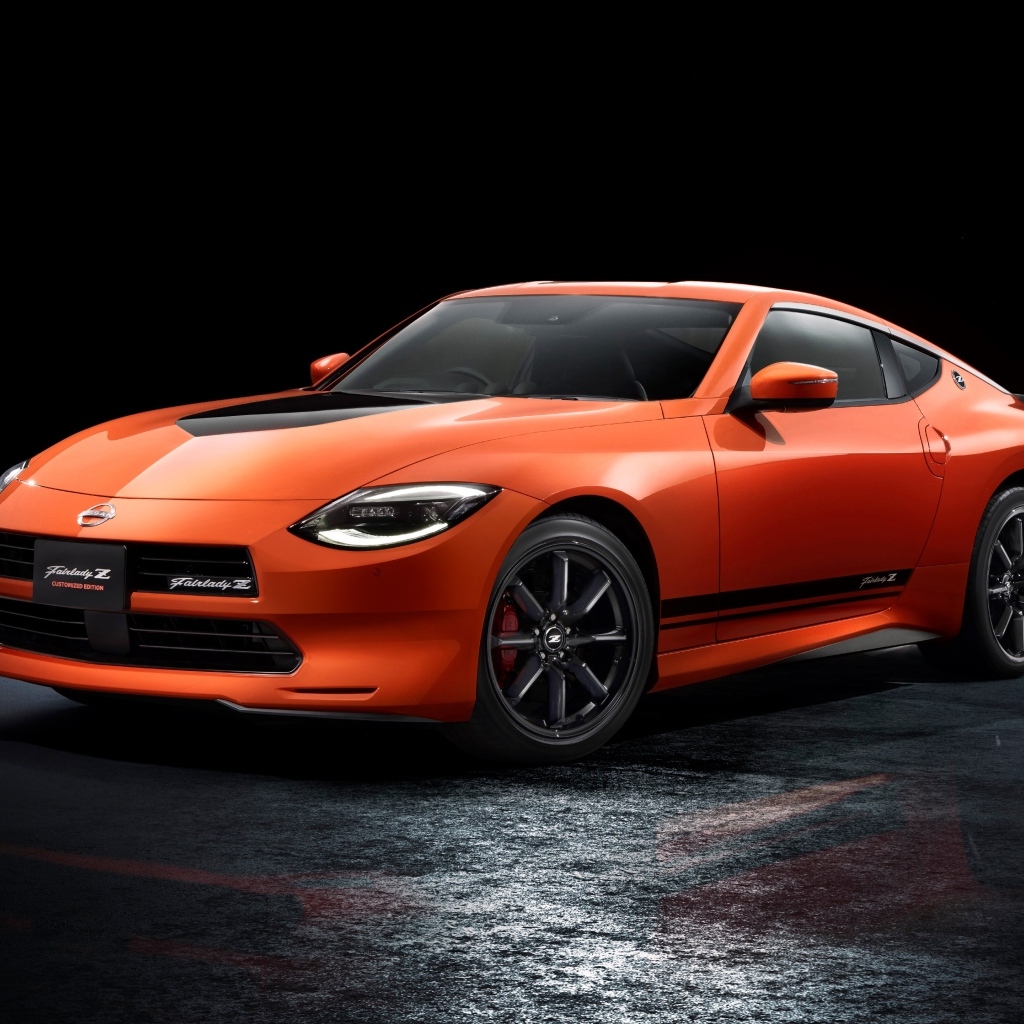 Автомобиль Nissan Fairlady Z Customized Edition 2023 года на черном фоне