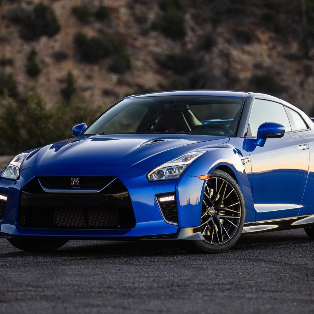 Синий автомобиль Nissan GT-R Premium