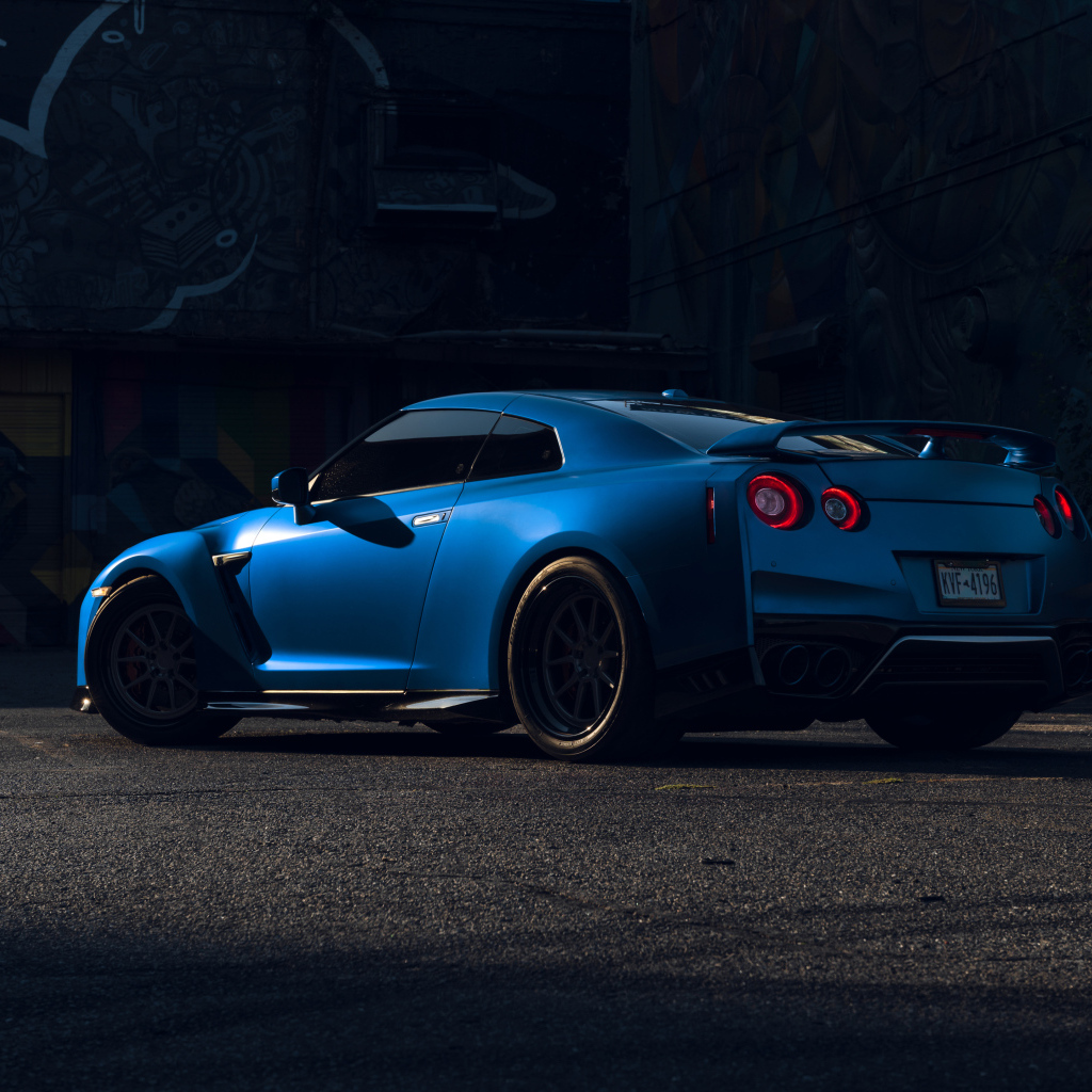 Автомобиль Nissan GT-R вид сзади