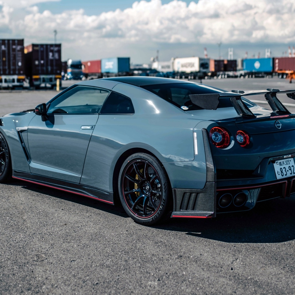 Автомобиль Nissan GT-R Nismo Special Edition вид сзади