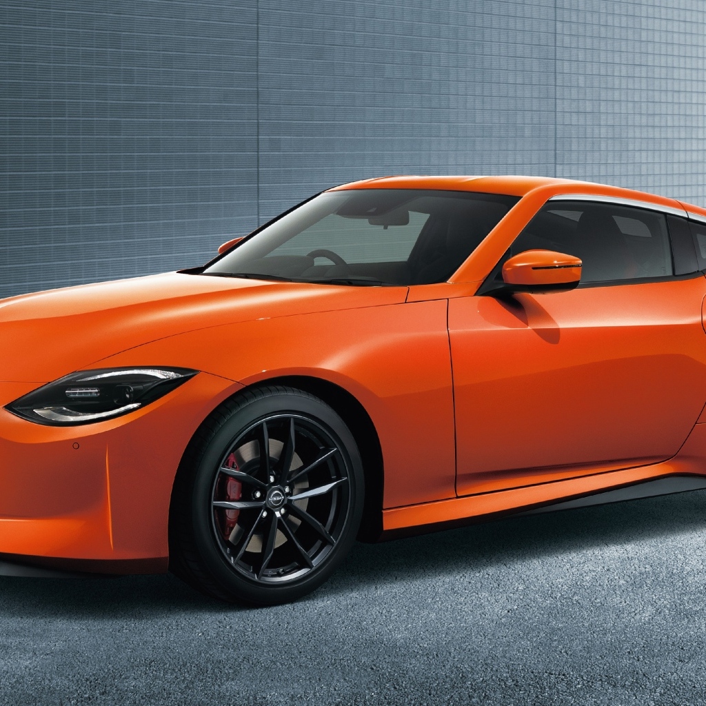 Оранжевый автомобиль Nissan Fairlady Z Version T