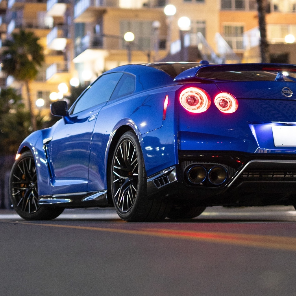 Вид сзади на автомобиль Nissan GT-R Premium