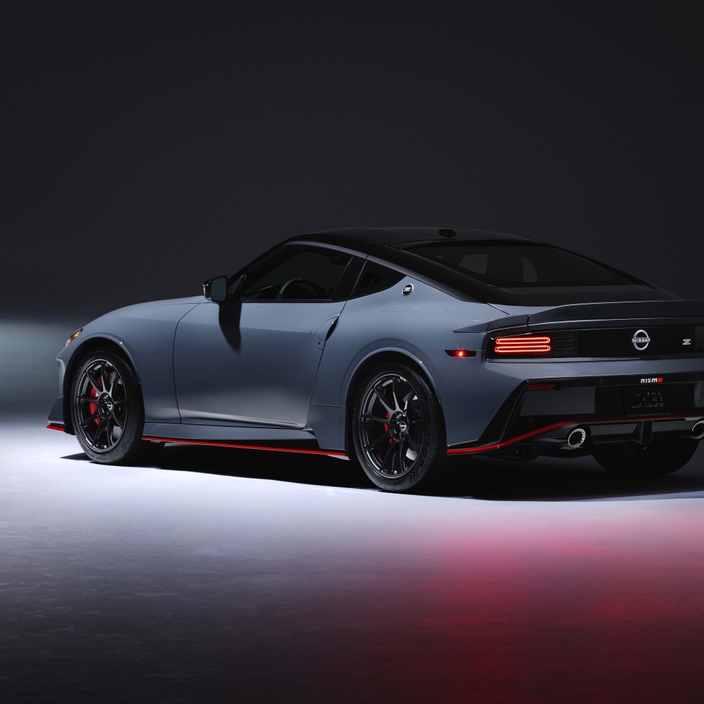 Вид сзади на автомобиль Nissan Z Nismo 2024 года