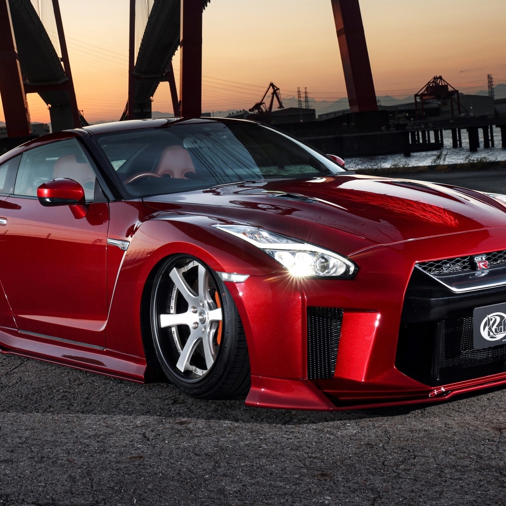Красный быстрый автомобиль Nissan GTR 35R