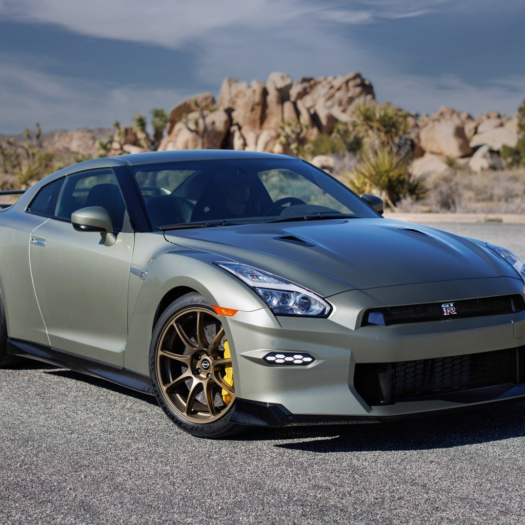 Серебристый автомобиль Nissan GT-R T-Spec 2024 года