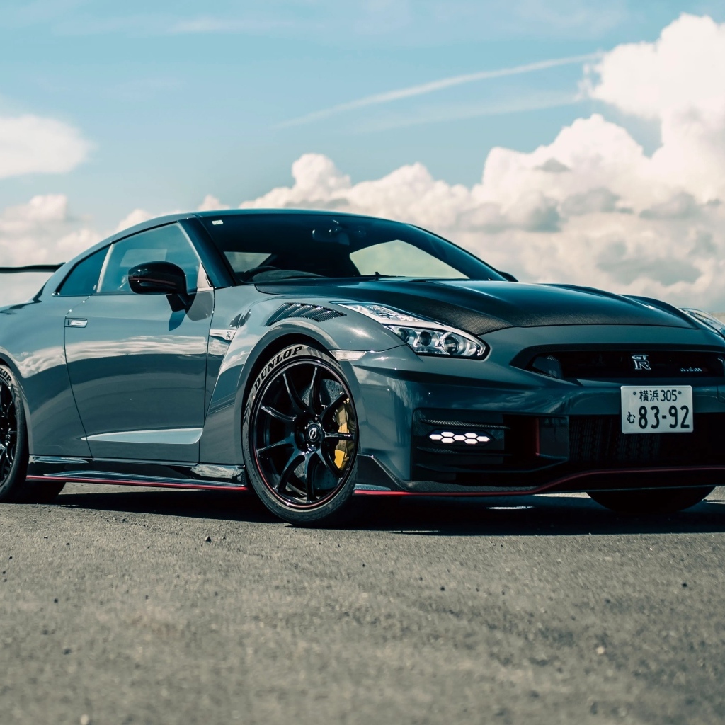 Стильный автомобиль Nissan GT-R Nismo  вид спереди