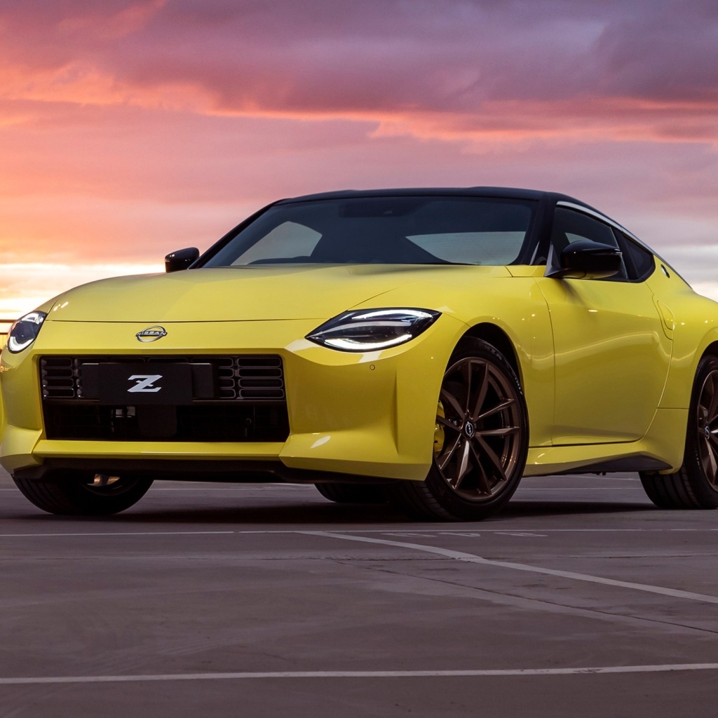 Желтый автомобиль Nissan Z на фоне неба